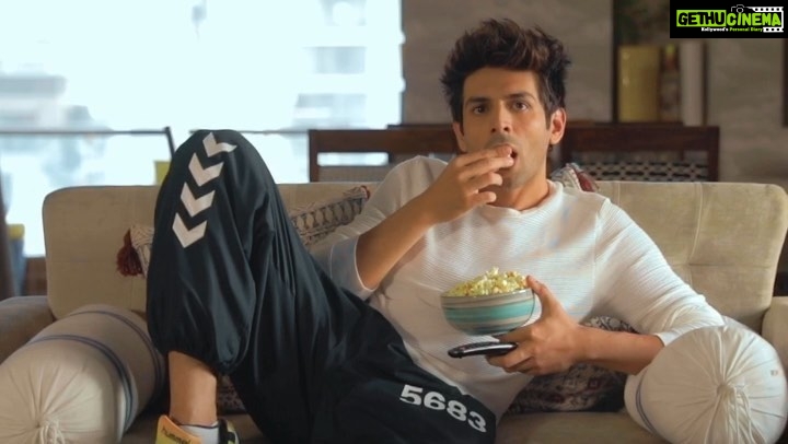 Kartik Aaryan Instagram - Life’s Good ❤️ ⚔️👑🗡 Starting a marathon of my favourite tv series with my new LG TV that has perfect picture quality n shows true blacks #LGOLEDTV #LGOLEDAITV #LGAITV