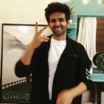 Kartik Aaryan Instagram - Here is my worst attempt at #dhunbadlochallenge 🤯🙈 Congratulations @balanvidya mam on your first radio show ❤️ #dhunbadalketohdekho !!