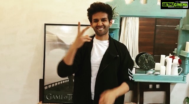 Kartik Aaryan Instagram - Here is my worst attempt at #dhunbadlochallenge 🤯🙈 Congratulations @balanvidya mam on your first radio show ❤️ #dhunbadalketohdekho !!