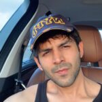 Kartik Aaryan Instagram - 11 mulkon ki police mujhe dhoondh rahi hai par ...... Don toh selfie le raha hai #Mumbai #nypd #gaadi #selfie Mumbai, Maharashtra