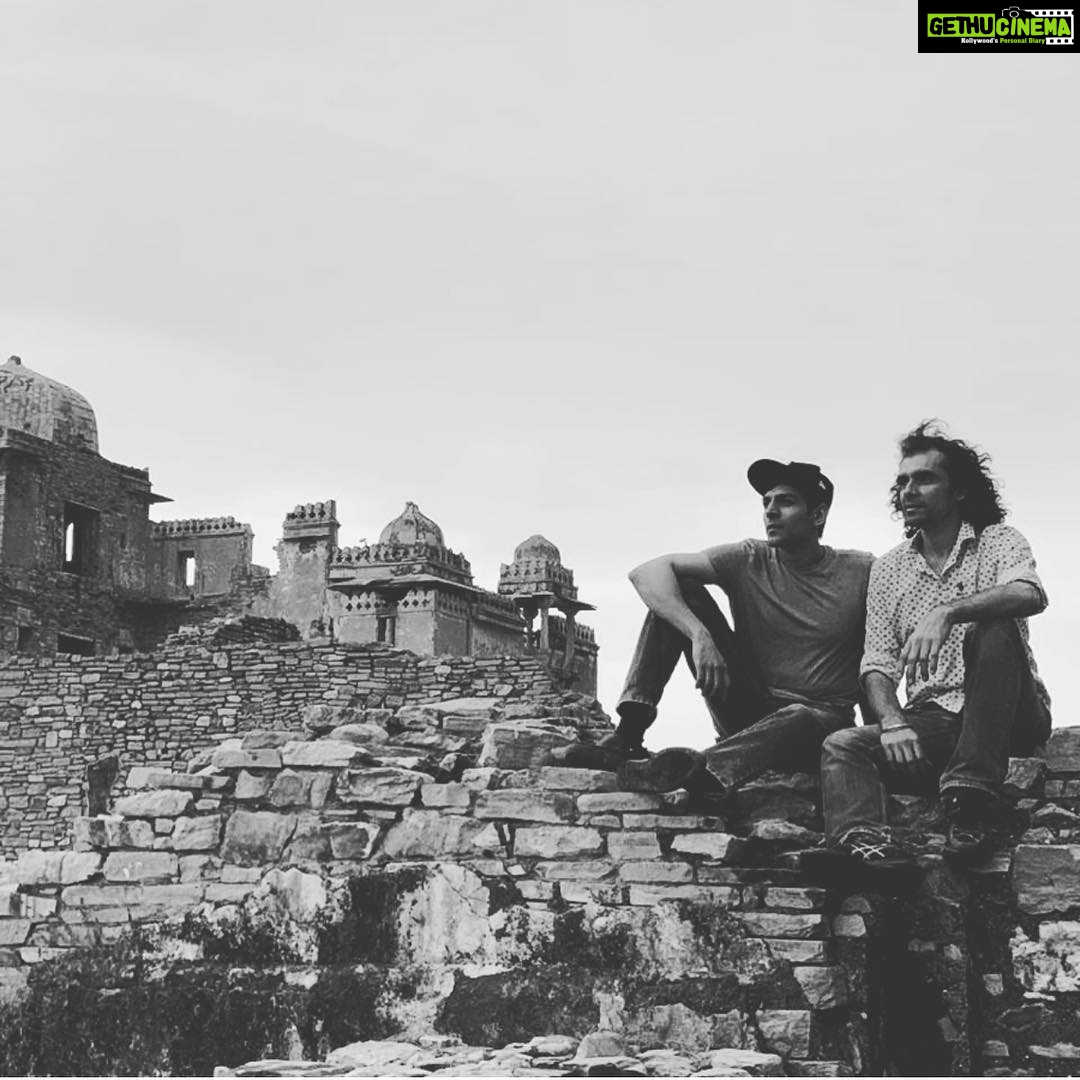 Kartik Aaryan Instagram - And its a wrap for #Udaipur Schedule Thank you for all the love, delicious food ❤️😋 🎥 Will be back soon!