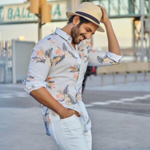 Kartik Aaryan Instagram - कि आया मौसम DOSTI kaa 🎶ला ला ला ला.....ला ला ला ........❤️ Barcelona, Spain