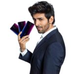 Kartik Aaryan Instagram - Thrilled and Excited to be the Face of @OppoMobileIndia 🤙🏼❤️ #OppoF11Pro #BrilliantYou 🤟🏻 #OPPO