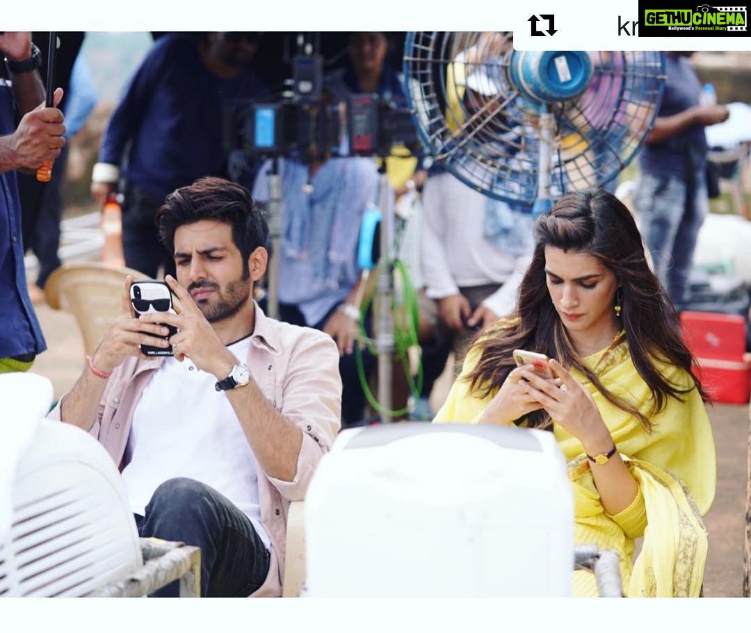 Kartik Aaryan Instagram - No!!!! We are not on talking terms šš Next week ... वादा रहा ! šš¤« #Repost @kritisanon Kartik can you stop chatting with me on phone and just come back and take me out to celebrate #50DaysOfLukaChuppi?? šā¤ļøš @kartikaaryan