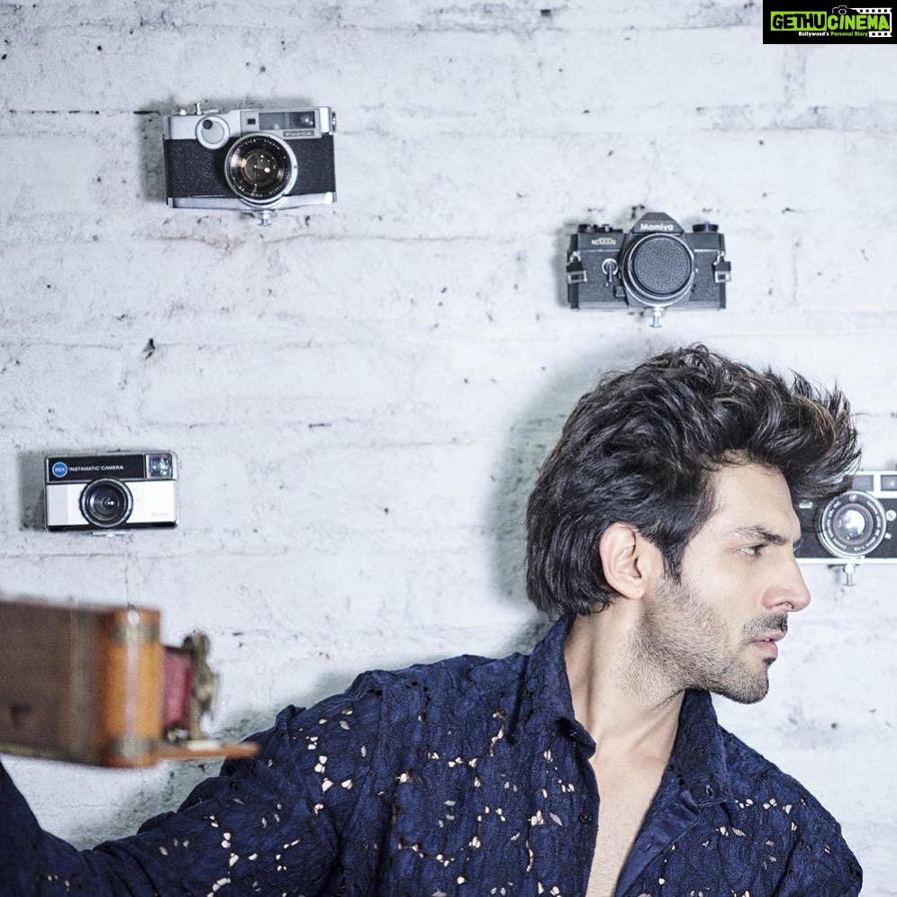 Kartik Aaryan Instagram - It's good to have love affair with a camera because it'll always tell you the truth🤫😍 #PostPackUpShot @avigowariker - 7/4/2019
