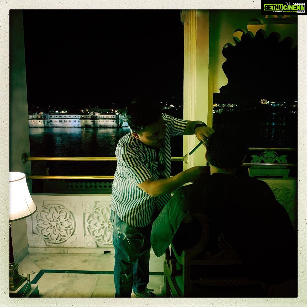 Kartik Aaryan Instagram - Jab we cut 😭 My most prized possession is gone for sometime !! 😢 Courtsey - Imtiaz Sir 📸- @imtiazaliofficial #नयालुक #Udaipur ❤️ 🎥