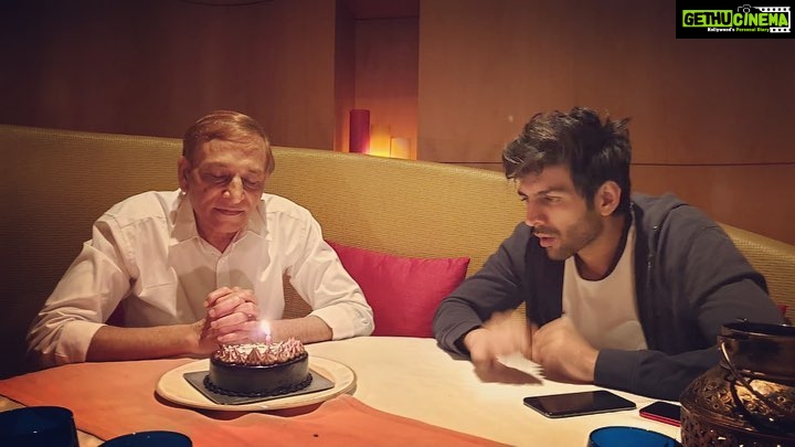 Kartik Aaryan Instagram - All Eyes on cake 🎂 While he makes a wish Happy Birthday Papa ❤️😘😘😘