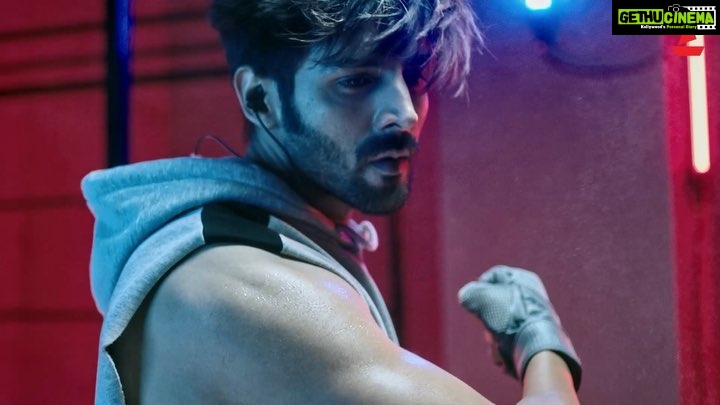 Kartik Aaryan Instagram - Hard work is what's gotten me to where i am, n i've worked way too hard to let it slip. I am Kartik Aaryan ππ»π€π» #PlugIntoPassion wid @boAt.nirvana #boAtXKartikAaryan #IamAboAthead