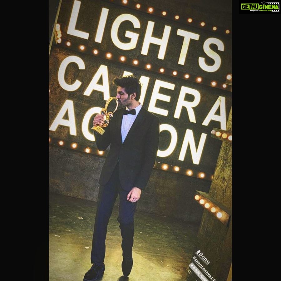 Kartik Aaryan Instagram - Had a blast Hosting, Performing and Winning at #ZeeCineAwards ❤️🙏🏻 @zeecineawards 🏆 Tune in to @zeecinema now !! #Cocacolatu #Sonu