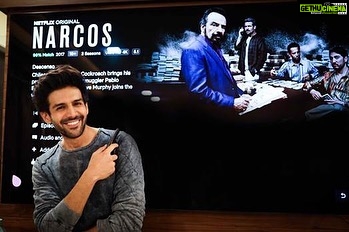 Kartik Aaryan Instagram - I am about to start a marathon of my fav tv series wid my New LG TV! 👀❤️ #LGOLEDTV The picture quality is so crisp n sharp , Black levels set new standards !! Even you can also watch ur fav movies on #LGOLEDAITV #LGAITV Find out more for yourself ! 🤗 https://bit.ly/2TQDN82