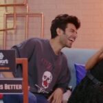 Kartik Aaryan Instagram - Who do u love more- Me or My Hair😜❤️ @spill_the_sass tweeted dis frm my twitter account during #SocialMediaStarwithJanice 🔥🔥 Had a blast wid d Wittiest Dolly singh 😘😘 n d Super Fun n Fabulous @janiceseq85 ❤️ Where i spill d beans on #PoseLikeKartikAaryan #HairLikeKartikAaryan , Memes n much more 😭😂 .. .. #Repost @janiceseq85 He's got hair-raising tales n she's insta famous as "Raju Ki Mummy"! Small town kids who've struck gold, @kartikaaryan & @spill_the_sass know a thing or two about how to keep that millennial follower count ticking! EPISODE OUT TONIGHT AT 8PM!!!
