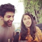 Kartik Aaryan Instagram - If you have a signer like @samahita1 den everything sounds surila 😁 My voice is good I think😂 🙈 #TeraYaarHoonMain ❤️ #Repost @wearewsf ‪We discovered the singer in @kartikaaryan in our impromptu post shoot gig last evening!! @saraalikhan95 @imtiazaliofficial Delhi, India