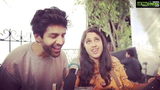 Kartik Aaryan Instagram - If you have a signer like @samahita1 den everything sounds surila 😁 My voice is good I think😂 🙈 #TeraYaarHoonMain ❤️ #Repost @wearewsf We discovered the singer in @kartikaaryan in our impromptu post shoot gig last evening!! @saraalikhan95 @imtiazaliofficial Delhi, India