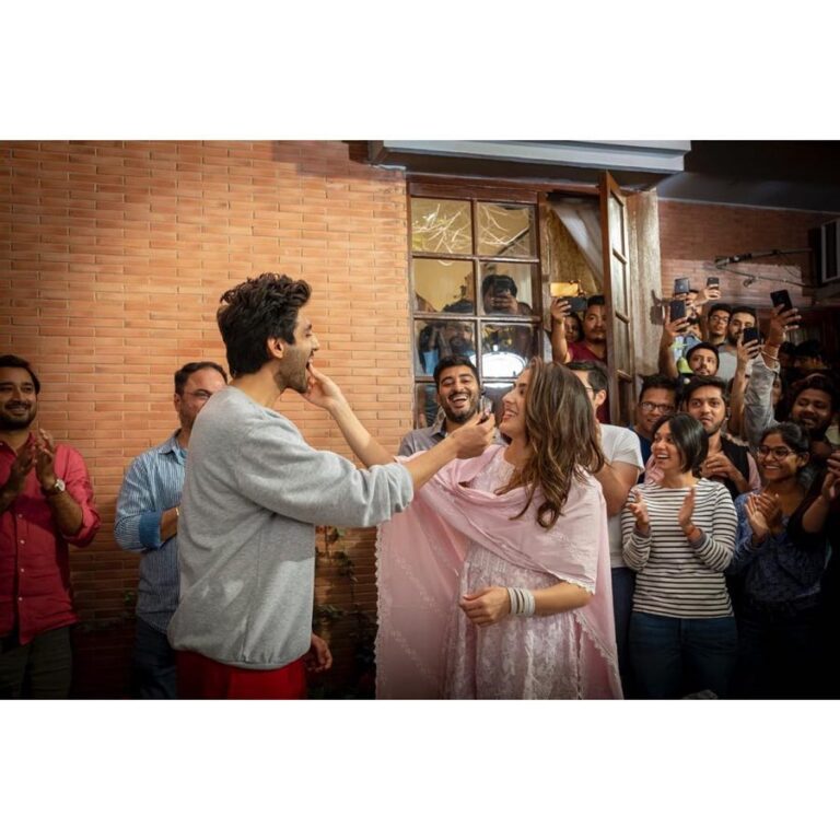 Kartik Aaryan Instagram - Celebrating Sara’s #Filmfare Award And my win at d #ZeeCineAwards 🏆 Thank you @imtiazaliofficial Sir and @wearewsf for making our win more special by this surprise celebration ❤️ Such a sweet n thoughtful gesture 🤗 @saraalikhan95 @filmfare @zeecineawards 🙏🏻 Delhi, India