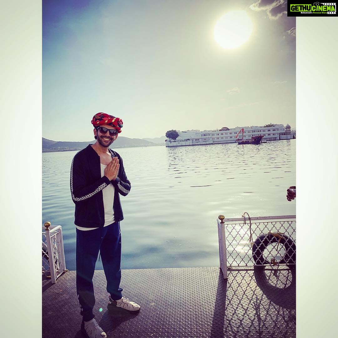 Kartik Aaryan Instagram - khamma Ghani 🙏🏻 poori टीम ki taraf से ❤️ #Udaipur 😍🎥 Udaipur, Rajasthan