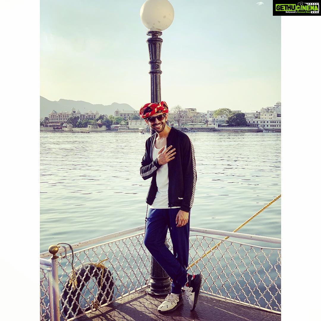 Kartik Aaryan Instagram - khamma Ghani 🙏🏻 poori टीम ki taraf से ❤️ #Udaipur 😍🎥 Udaipur, Rajasthan