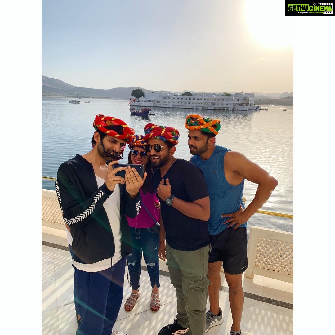 Kartik Aaryan Instagram - khamma Ghani 🙏🏻 poori टीम ki taraf से ❤️ #Udaipur 😍🎥 Udaipur, Rajasthan