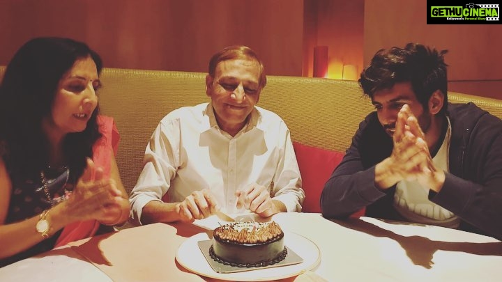 Kartik Aaryan Instagram - All Eyes on cake 🎂 While he makes a wish Happy Birthday Papa ❤️😘😘😘