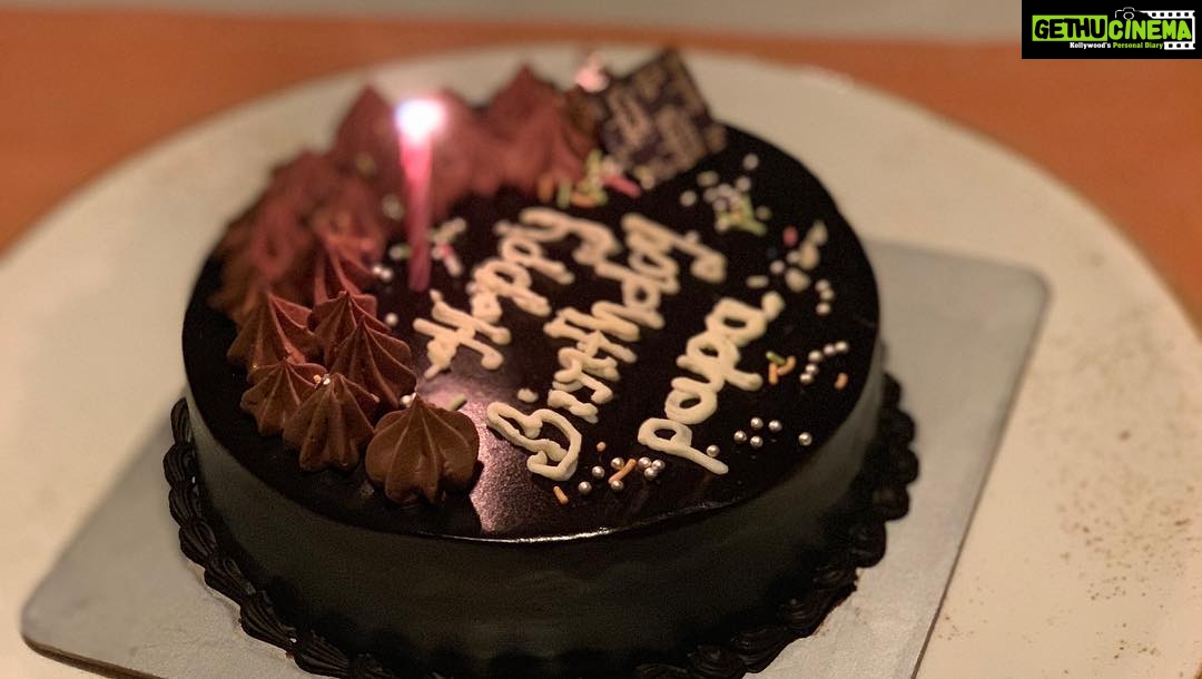 Kartik Aaryan Instagram - All Eyes on cake 🎂 While he makes a wish Happy Birthday Papa ❤️😘😘😘