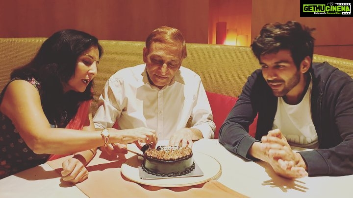 Kartik Aaryan Instagram - All Eyes on cake 🎂 While he makes a wish Happy Birthday Papa ❤️😘😘😘
