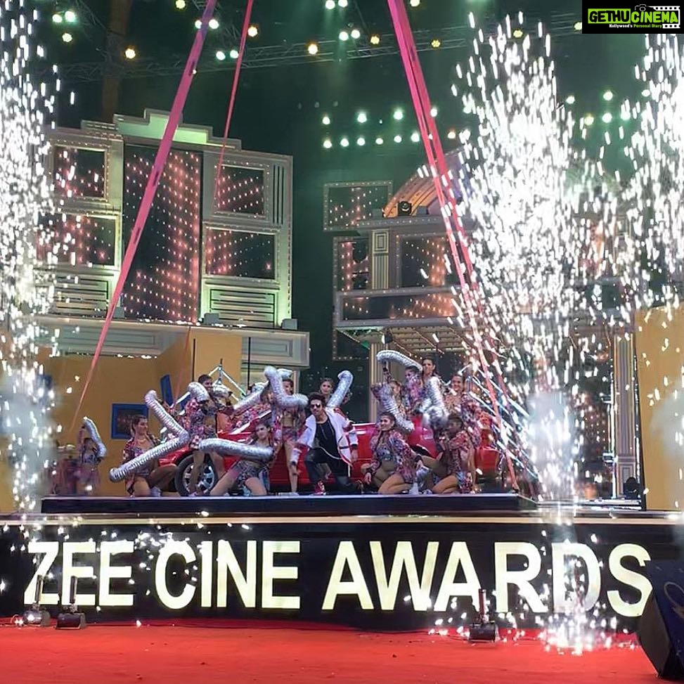 Kartik Aaryan Instagram - Had a blast Hosting, Performing and Winning at #ZeeCineAwards ❤️🙏🏻 @zeecineawards 🏆 Tune in to @zeecinema now !! #Cocacolatu #Sonu
