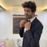 Kartik Aaryan Instagram - Had a blast Hosting, Performing and Winning at #ZeeCineAwards ❤️🙏🏻 @zeecineawards 🏆 Tune in to @zeecinema now !! #Cocacolatu #Sonu