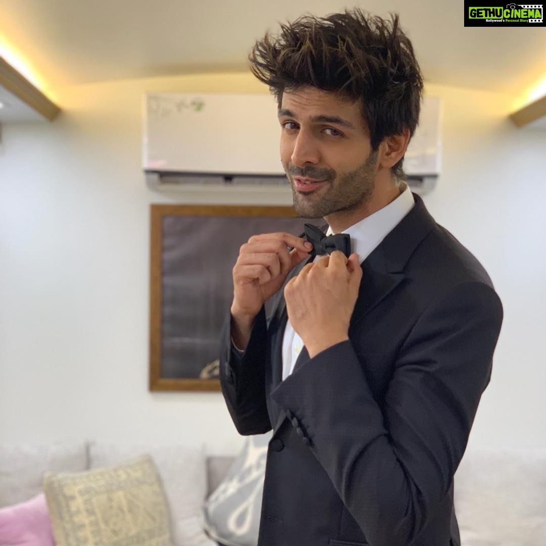 Kartik Aaryan Instagram - Had a blast Hosting, Performing and Winning at #ZeeCineAwards ❤️🙏🏻 @zeecineawards 🏆 Tune in to @zeecinema now !! #Cocacolatu #Sonu