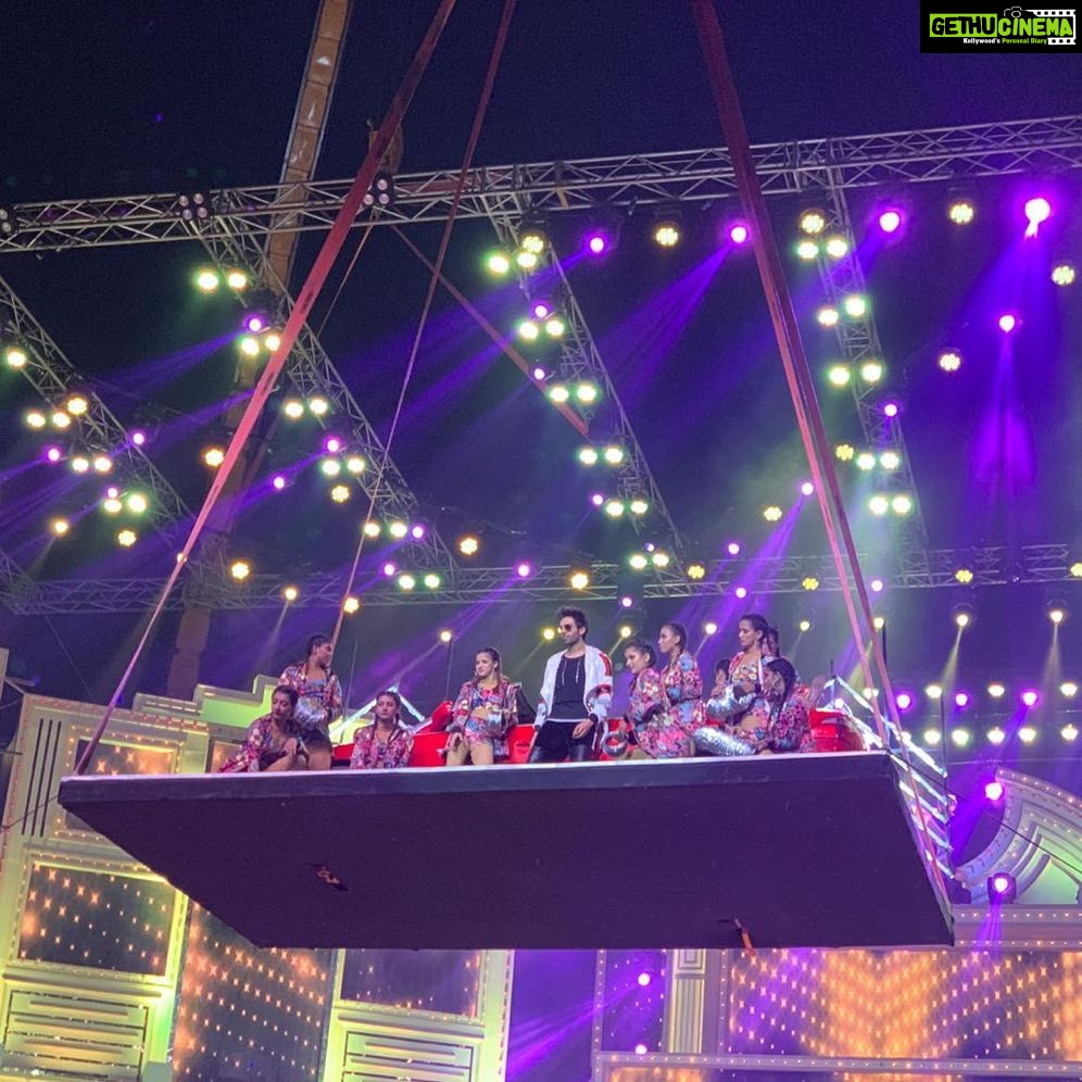 Kartik Aaryan Instagram - Had a blast Hosting, Performing and Winning at #ZeeCineAwards ❤️🙏🏻 @zeecineawards 🏆 Tune in to @zeecinema now !! #Cocacolatu #Sonu