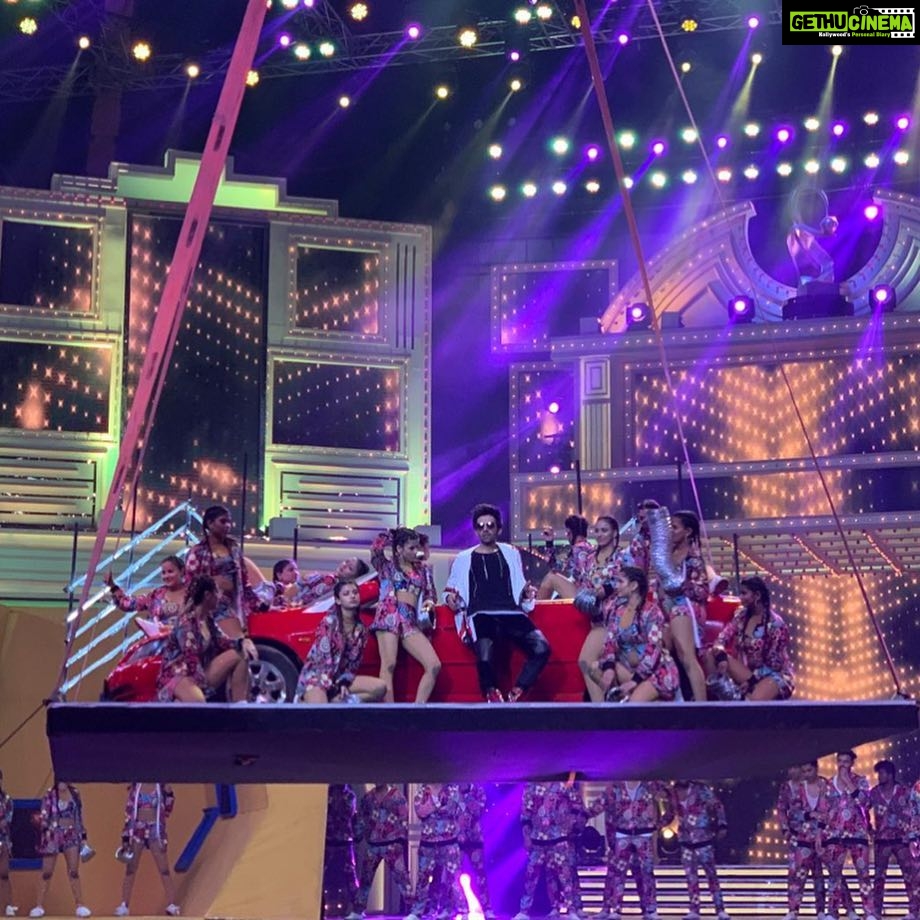 Kartik Aaryan Instagram - Had a blast Hosting, Performing and Winning at #ZeeCineAwards ❤️🙏🏻 @zeecineawards 🏆 Tune in to @zeecinema now !! #Cocacolatu #Sonu