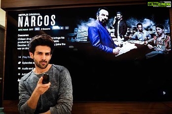 Kartik Aaryan Instagram - I am about to start a marathon of my fav tv series wid my New LG TV! 👀❤️ #LGOLEDTV The picture quality is so crisp n sharp , Black levels set new standards !! Even you can also watch ur fav movies on #LGOLEDAITV #LGAITV Find out more for yourself ! 🤗 https://bit.ly/2TQDN82