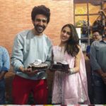 Kartik Aaryan Instagram - Celebrating Sara’s #Filmfare Award And my win at d #ZeeCineAwards 🏆 Thank you @imtiazaliofficial Sir and @wearewsf for making our win more special by this surprise celebration ❤️ Such a sweet n thoughtful gesture 🤗 @saraalikhan95 @filmfare @zeecineawards 🙏🏻 Delhi, India