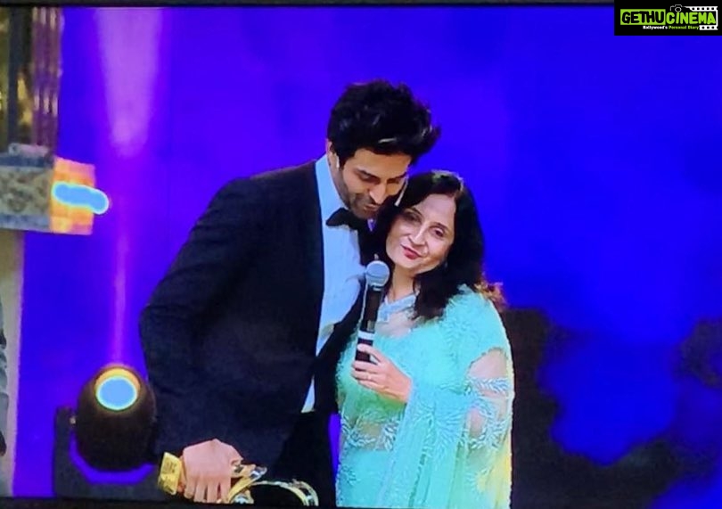Kartik Aaryan Instagram - My Priceless Moment... Mummy-Papa on stage with me while I receive the Award for Best Actor in comic role in front of them for Sonu❤ ❤️