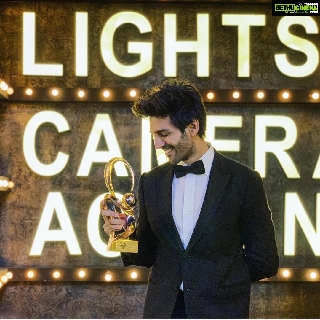 Kartik Aaryan Instagram - #Sonu Wins Best Actor in Comic Role 🏆 Thank you @zeecineawards Thank you everyone ❤️❤️