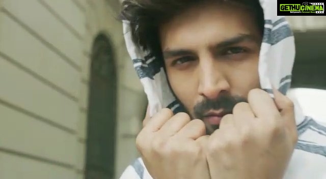 Kartik Aaryan Instagram - #KartikXMufti is back đ„ It's time to change your wardrobe as the season is about to change! @muftijeans #SummerWithKartik #SpringSummerCollection Barcelona, Spain