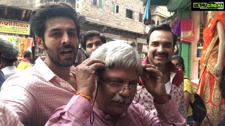 Kartik Aaryan Instagram - Puri duniya dekh rahi hai Sir😂 #LukaChuppi ka 3rd weekend shuru ho gaya hai bhaiya ❤🥳 सपरिवार dekhne jaa rahe hai na?? #Guddu ke papa 👶🏻 vikas bhaiya aur #Babulal 😂 Crazy family bts Thank u for all the love 💕 #LukaChuppi in theatres
