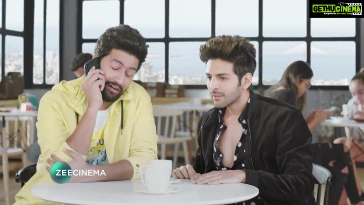 Kartik Aaryan Instagram - Aaj se hum Ek hi pyali mein chai piyenge Ek hi kachha share karenge !! #AndazApnaApna 😂😄 #DontMissTheEnding 😂 Excited to Host #ZeeCineAwards2019 with my dost @vickykaushal09 🤟🏻😂 @zeecineawards ❤️