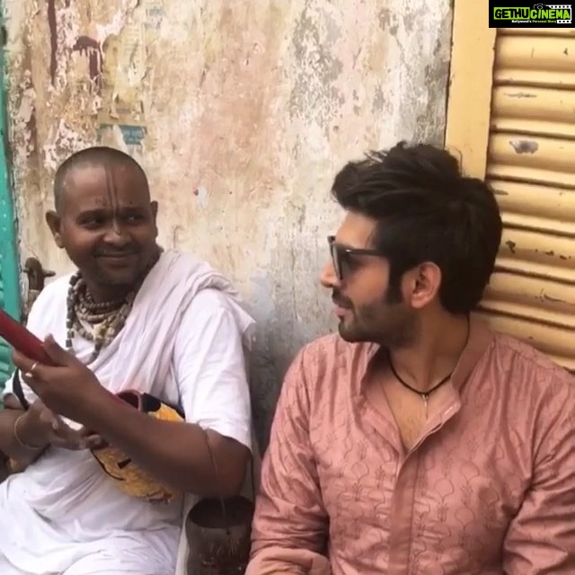 Kartik Aaryan Instagram - #Guddu says High 👋🏻 #GudduShukla reporting for #MathuraLive 🙈 #LukaChuppi in #Mathura ❤️👀 #Bts Luka Chuppi in theatres 👀🤟🏻 Delhi, India