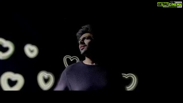 Kartik Aaryan Instagram - #LukaChuppi ka doosra weekend shuru ho chuka hai ❤️❤️ Ab toh pyaar dugna hona chahiye Kaun kaun jaa raha hai aaj ?🤫❤️ #MainDekhuTeriPhoto #Favourite #LukaChuppi #In #Theatres