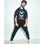 Kartik Aaryan Instagram - Happy and excited to be the face of one of my fav sportswear #Hummel 🤟🏻 Welcome to India @hummelindia !! ❤️ Love and Gratitude 🙏🏻 #HummelxKartik 📸- @rohanshrestha
