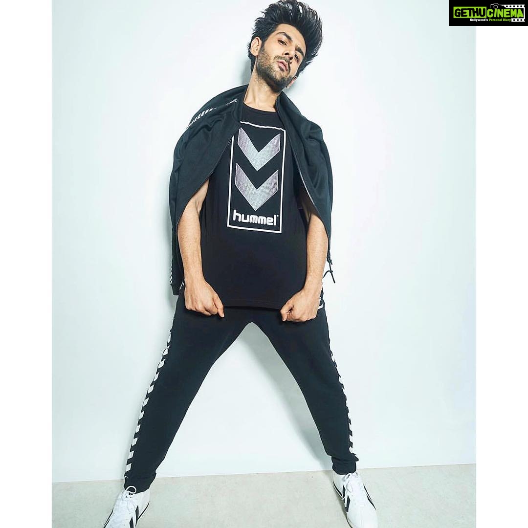 Kartik Aaryan Instagram - Happy and excited to be the face of one of my fav sportswear #Hummel 🤟🏻 Welcome to India @hummelindia !! ❤️ Love and Gratitude 🙏🏻 #HummelxKartik 📸- @rohanshrestha