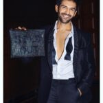 Kartik Aaryan Instagram - Thank you for giving me my best weekend 🙏🏻😁❤ #SoldOut 😁😁 I tried to do something new post Sonu and the amount of love that has been showered upon the film and Guddu is unreal... Thank you for accepting #Guddu ❤ Keep watching #LukaChuppi Saparivaar 🤫