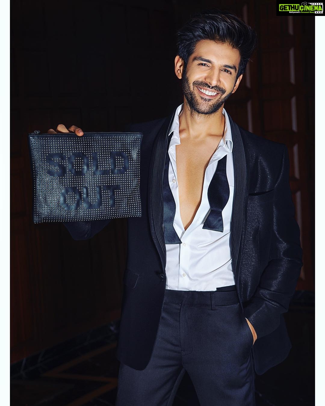 Kartik Aaryan Instagram - Thank you for giving me my best weekend 🙏🏻😁❤ #SoldOut 😁😁 I tried to do something new post Sonu and the amount of love that has been showered upon the film and Guddu is unreal... Thank you for accepting #Guddu ❤ Keep watching #LukaChuppi Saparivaar 🤫