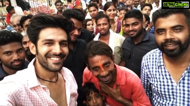 Kartik Aaryan Instagram - #Guddu aur uski #Duniya ab aapki hui ❤️ #6BeegaJameenBharDeteHain 😂 Had so much fun shooting for the film and thanx to the entire team of #LukaChuppi and people of #Mathura n #Gwalior 🙏🏻 #LukaChuppi now in theatres❤️