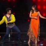Kartik Aaryan Instagram - KA reminds #ShilpaShetty of AK...... Like the Younger Akshay Kumar Sir ❤️ This is a huge compliment ❤️ Thank you Super Se Uperrrr @theshilpashetty ❤️ #PosterLagwaDo #LukaChuppi #Guddu #SuperDancer3