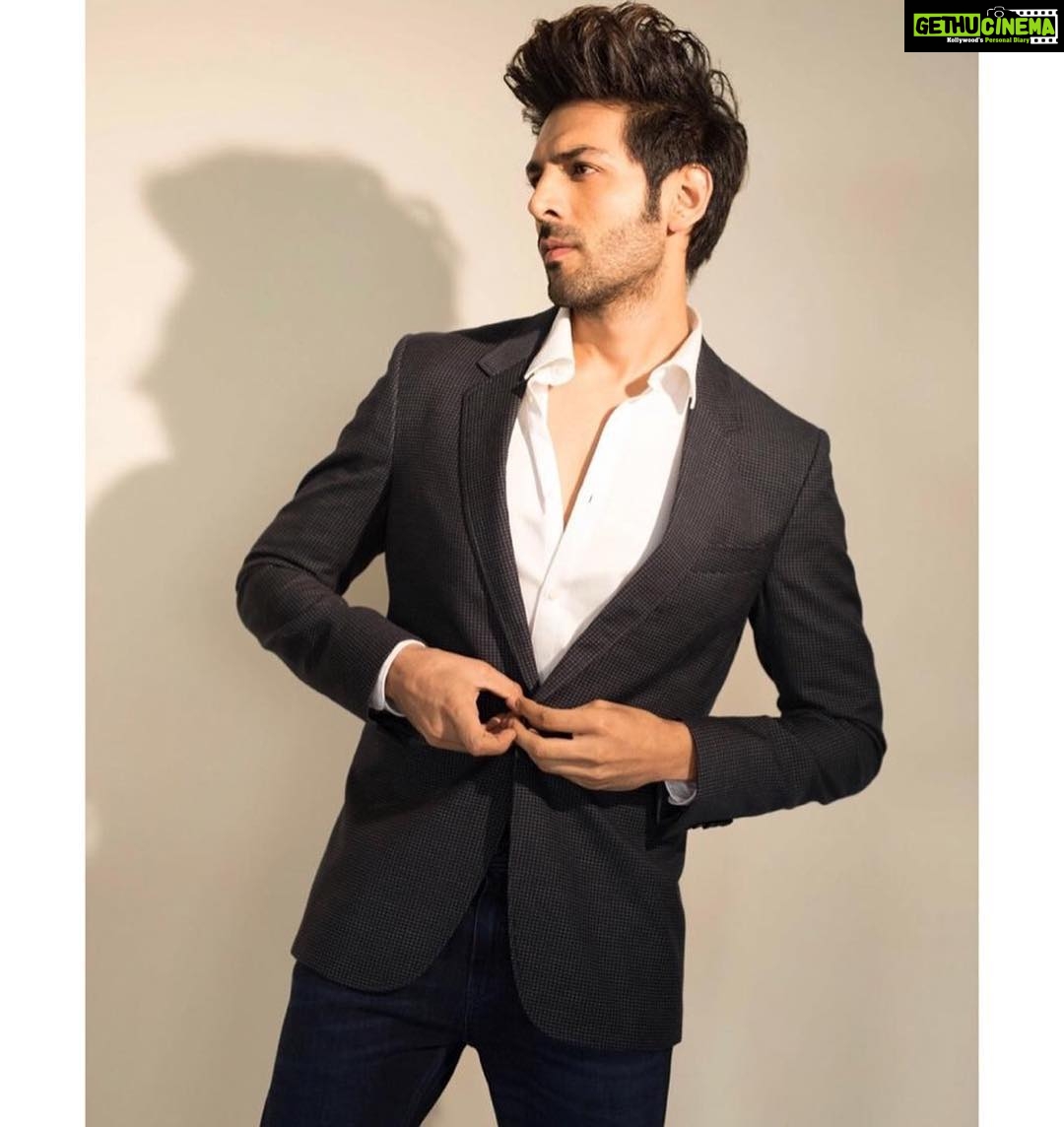 Kartik Aaryan Instagram - #Guddu in #Delhi ⭐️ #LukaChuppi This Friday !!! 😍🤫