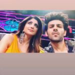 Kartik Aaryan Instagram – #LukaChuppi with the 
Stunning Shilpa Shetty ❤️
@theshilpashetty #CocaCola #Guddu 😍🤟🏻