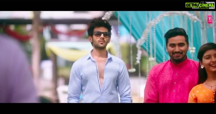Kartik Aaryan Instagram - Guddu toh next week aapke beech ayega Par aaj Sonu ka Bday hai !!! Cant believe its been a year #SonuKeTituKiSweety is still fresh in our minds The character and the film that changed my life ❤️❤️ Thank you to the entire team and audience😘😘 Tera yaar hoon main !!! (All time fav ) ❤️❤️
