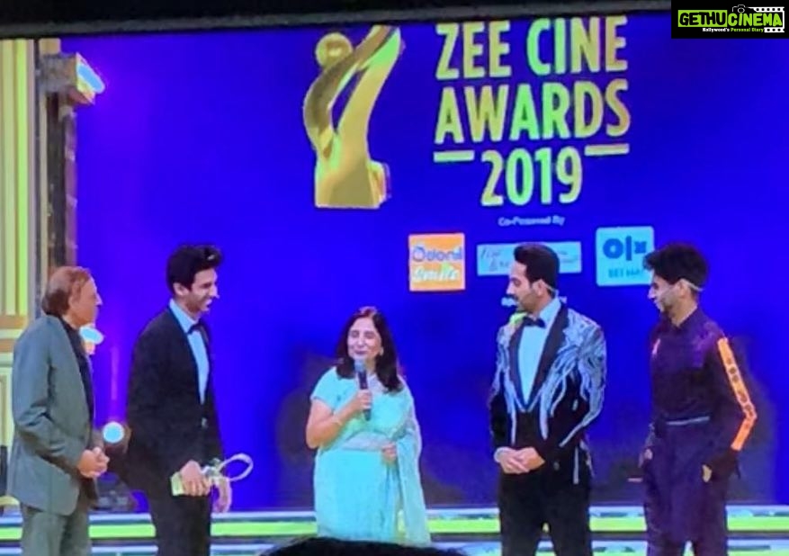 Kartik Aaryan Instagram - My Priceless Moment... Mummy-Papa on stage with me while I receive the Award for Best Actor in comic role in front of them for Sonu❤ ❤️