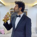 Kartik Aaryan Instagram - #Sonu Wins Best Actor in Comic Role 🏆 Thank you @zeecineawards Thank you everyone ❤️❤️