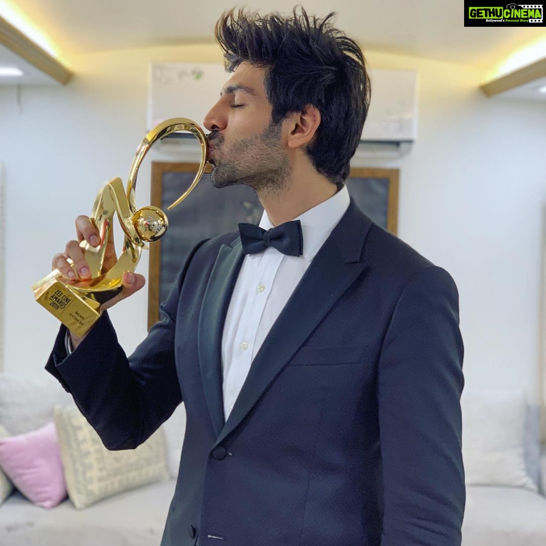 Kartik Aaryan Instagram - #Sonu Wins Best Actor in Comic Role 🏆 Thank you @zeecineawards Thank you everyone ❤️❤️